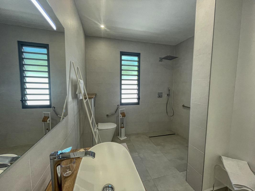 42 Location villa piscine accès plage Saint François Guadeloupe_sdb 2